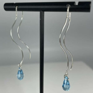 Wavy thread earrings with Aquamarine crystals